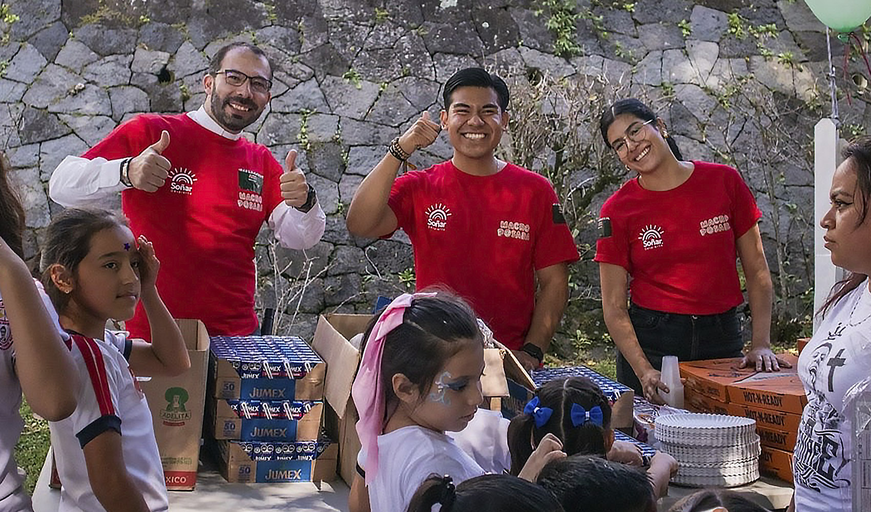 Macro posada reúne a 450 niños en Xalapa